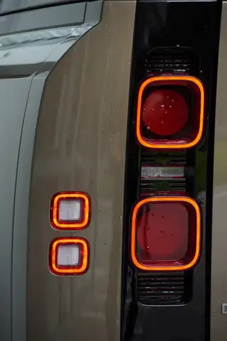 Land Rover Defender LKW 3.0 Hard Top X-Dynamic SE Ansicht 12