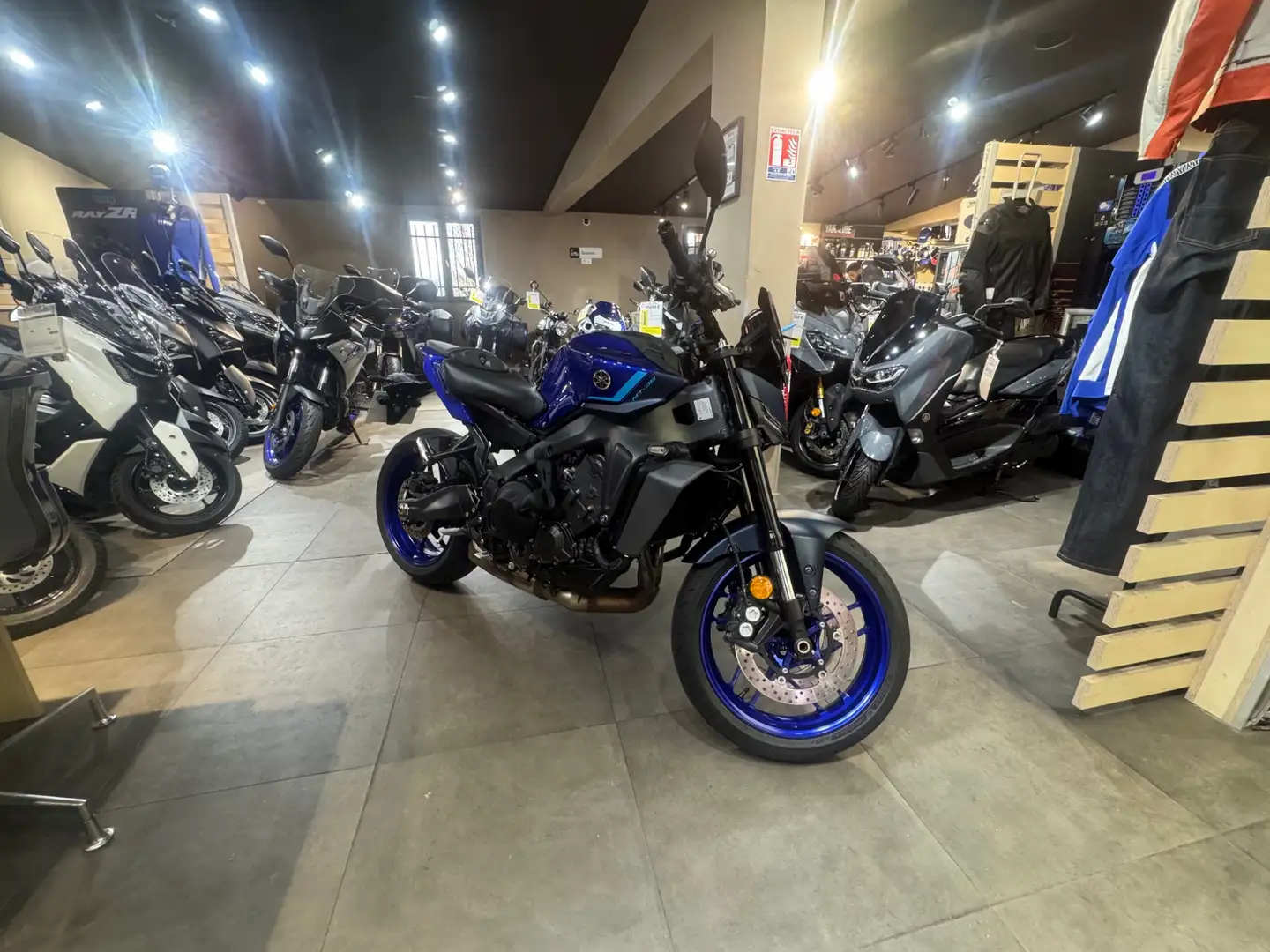 Yamaha MT-09 Blau - 1