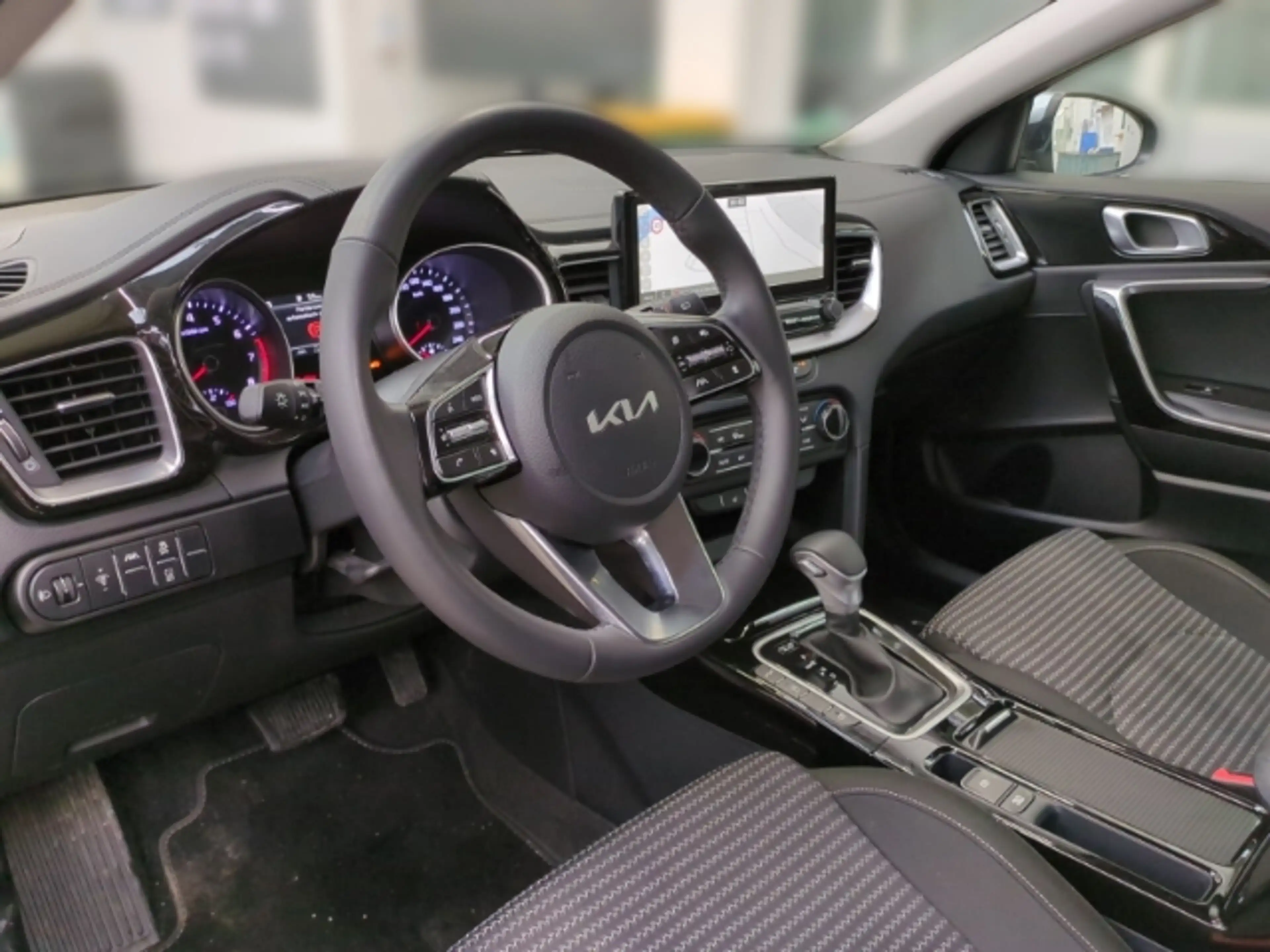 Kia Ceed / cee'd Spirit 5 1.5T NAVI,CARPLAY,KAMERA,SITZHZG,PDC — photo 11