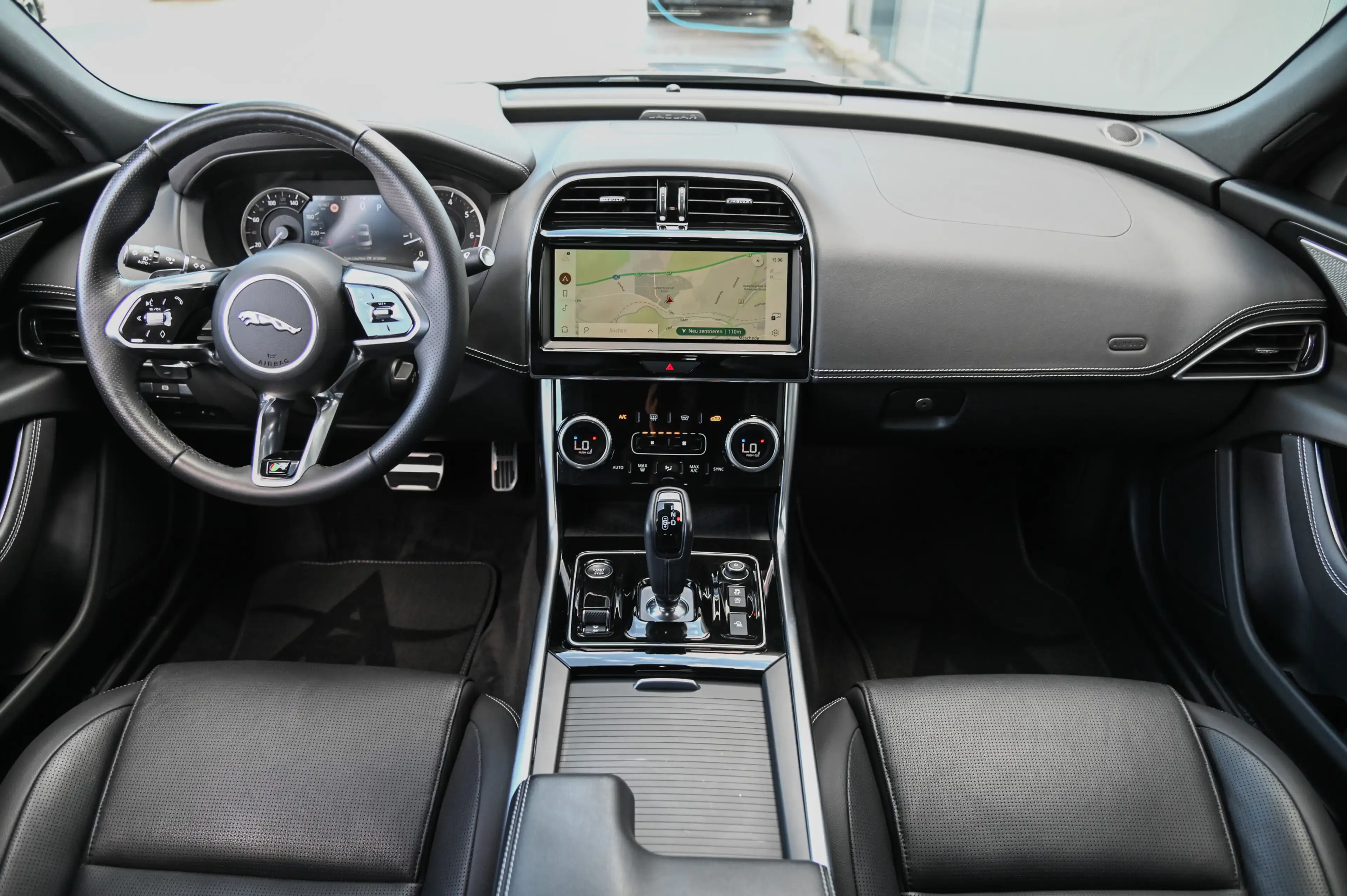 Jaguar XE P250 Edition R-Dynamic Black Pack* Meridian* — photo 10