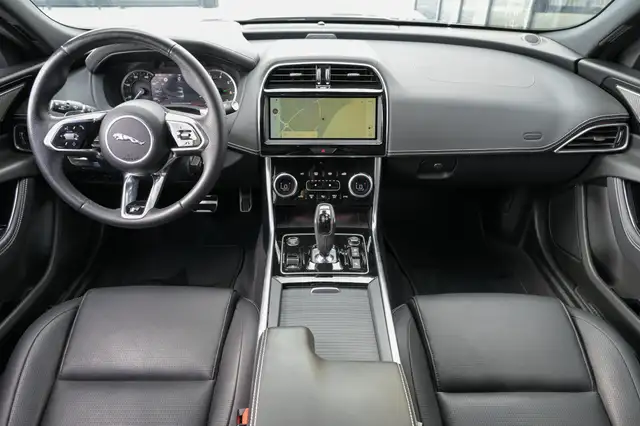 Jaguar Xe view 10