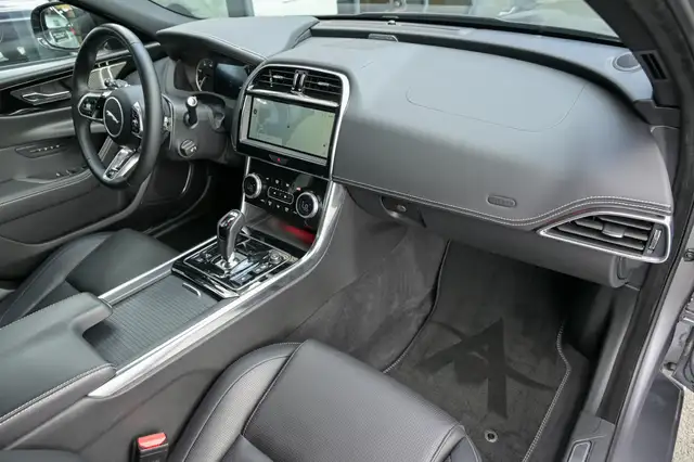 Jaguar Xe view 11