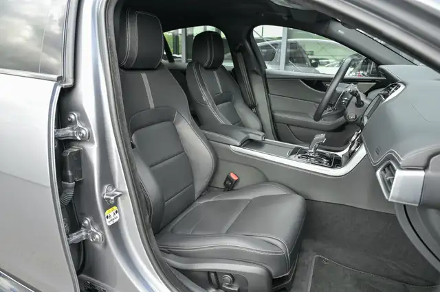 Jaguar Xe view 13