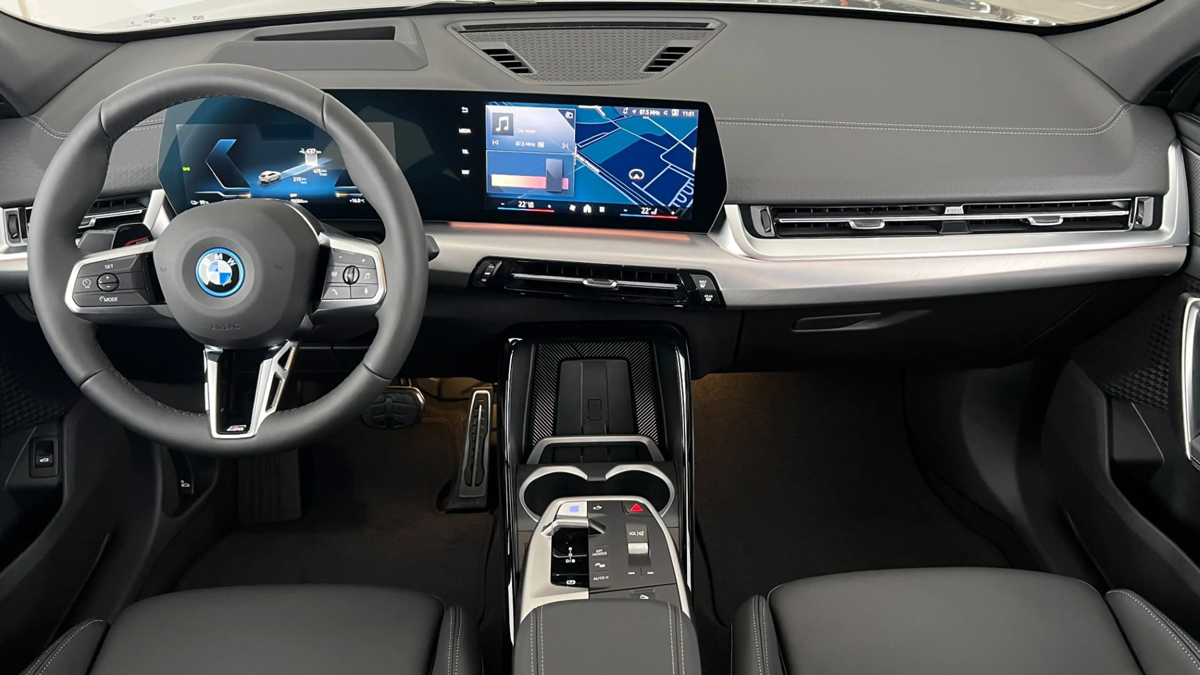 BMW iX2 eDrive20 — photo 10