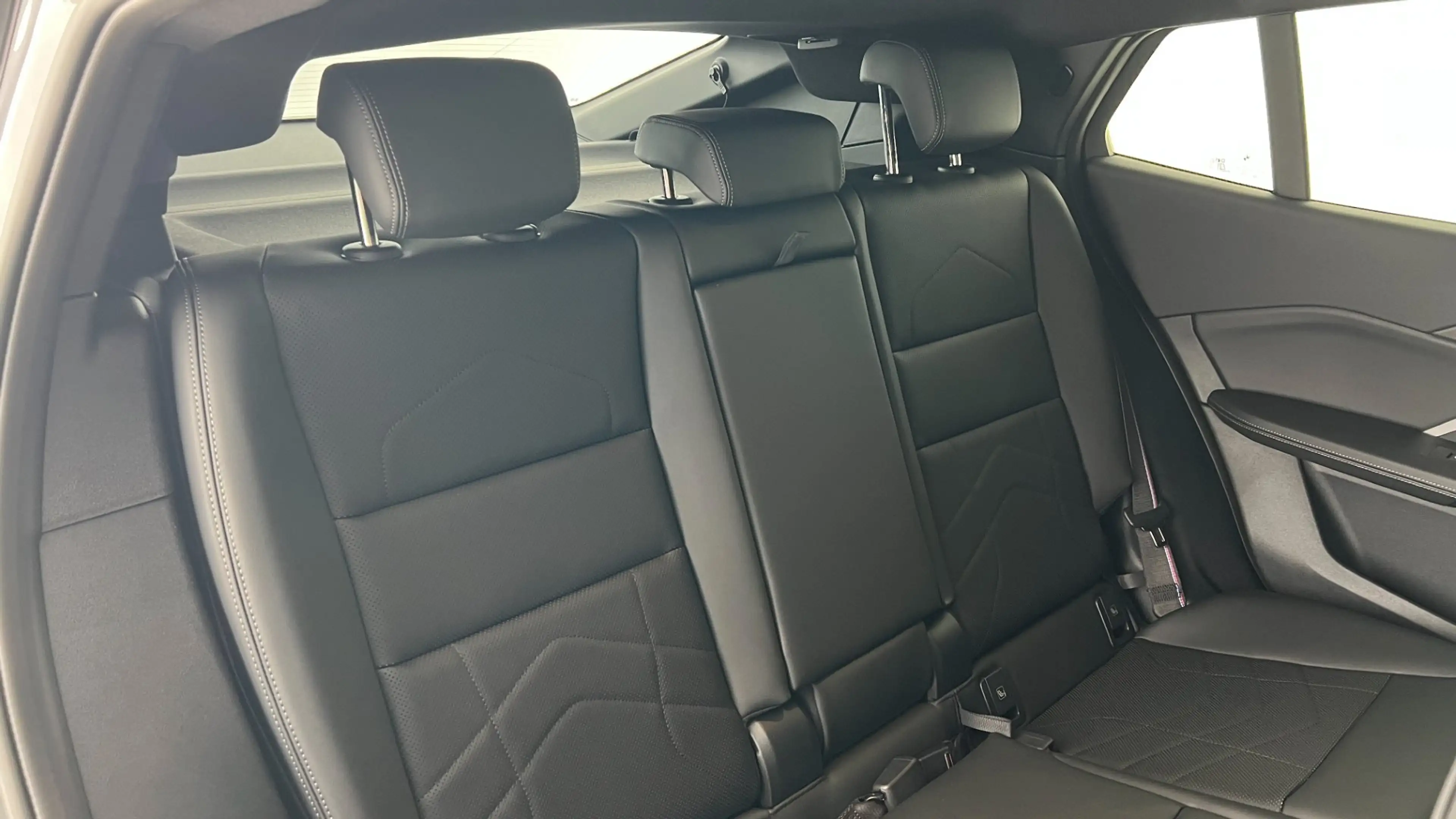 BMW iX2 eDrive20 — photo 6