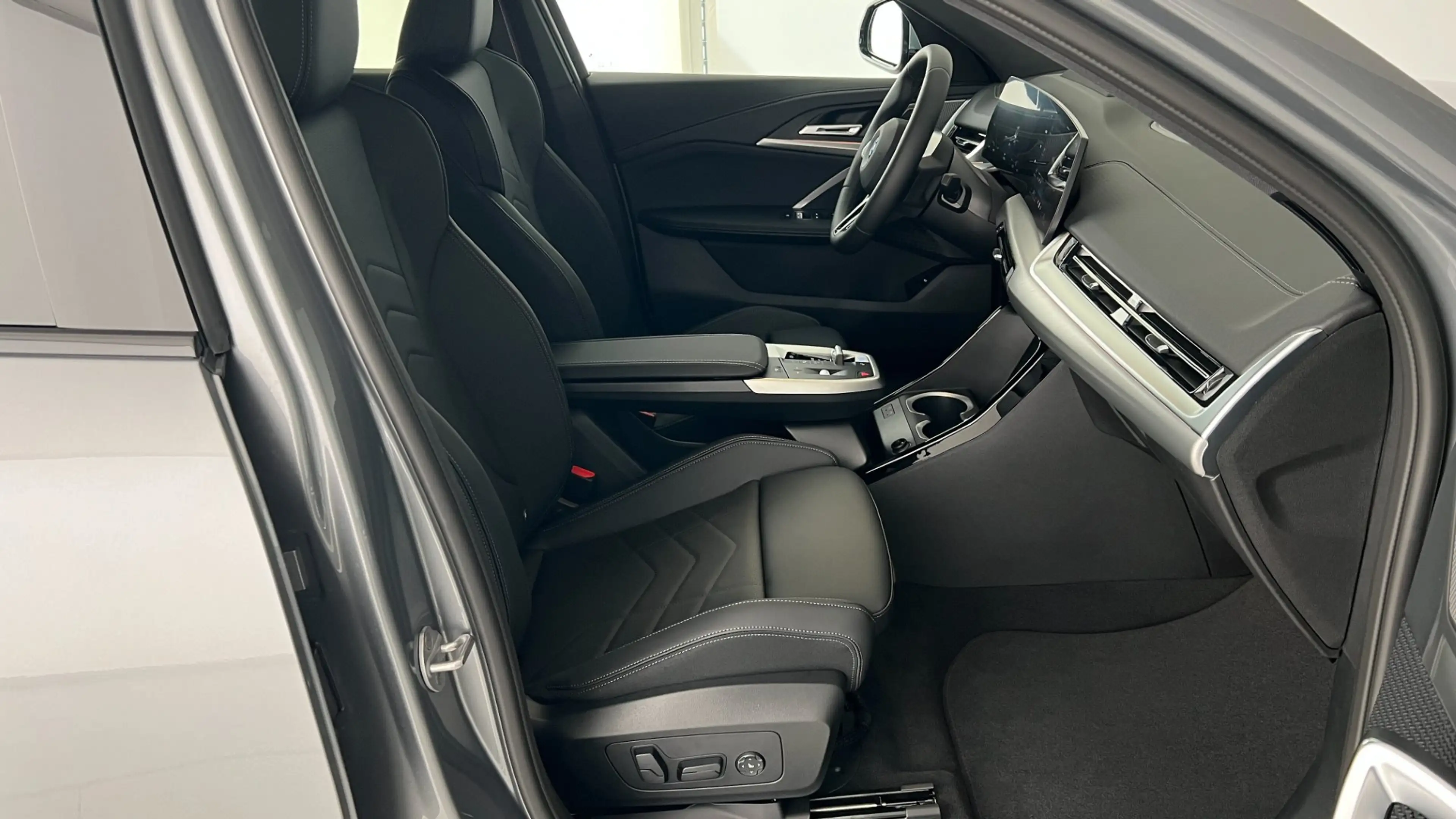 BMW iX2 eDrive20 — photo 5