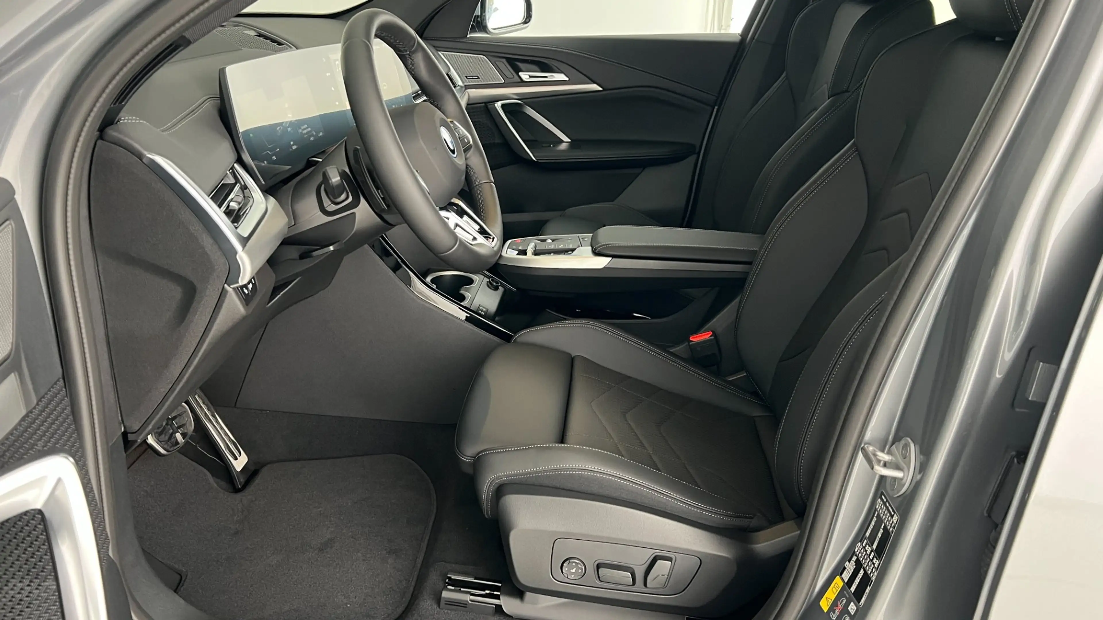 BMW iX2 eDrive20 — photo 13
