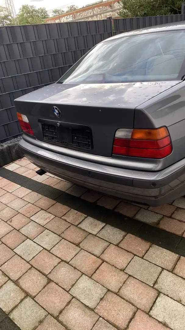 BMW 323 323i - 2