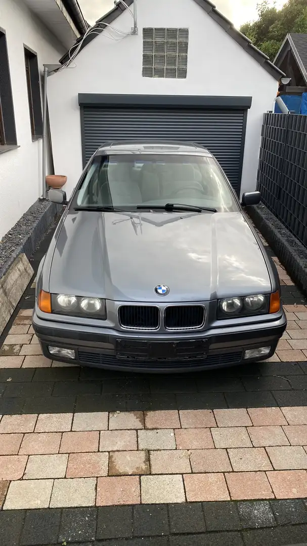 BMW 323 323i - 1
