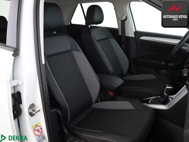 Volkswagen T-Roc view 11
