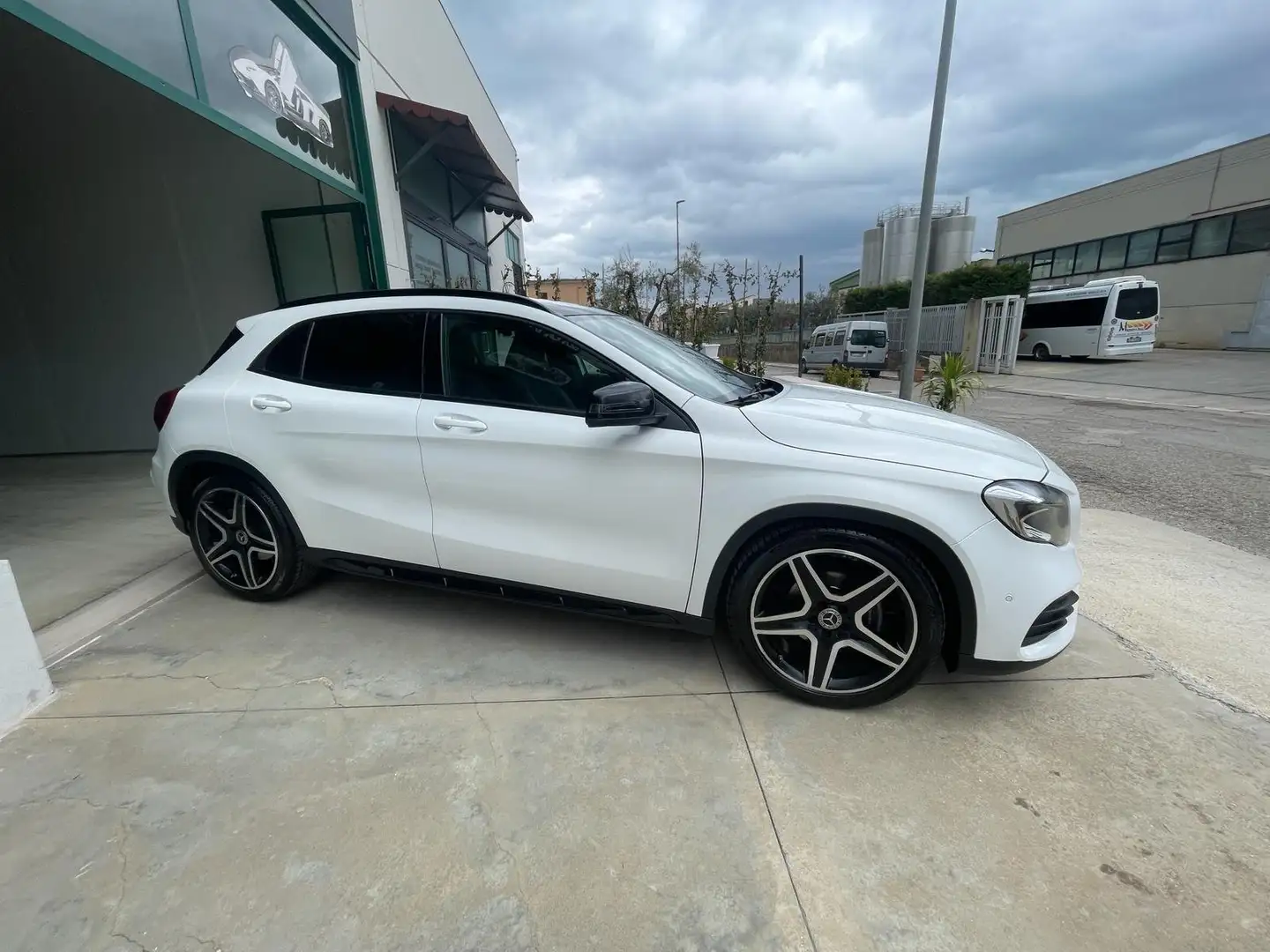 Mercedes-Benz GLA 200 Premium AMG Tetto Pano Pelle Navi Cerchi da 19" Bianco - 2