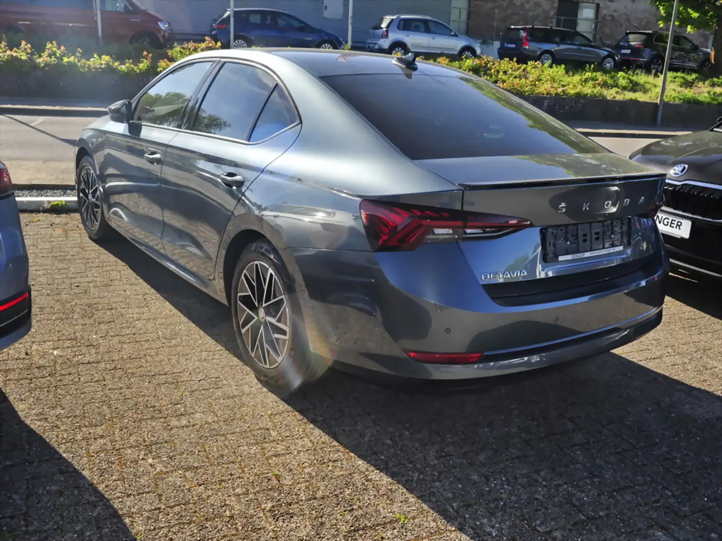 Skoda Octavia 2.0 TDI Style Navi LED PDC Tempomat Gris - 2