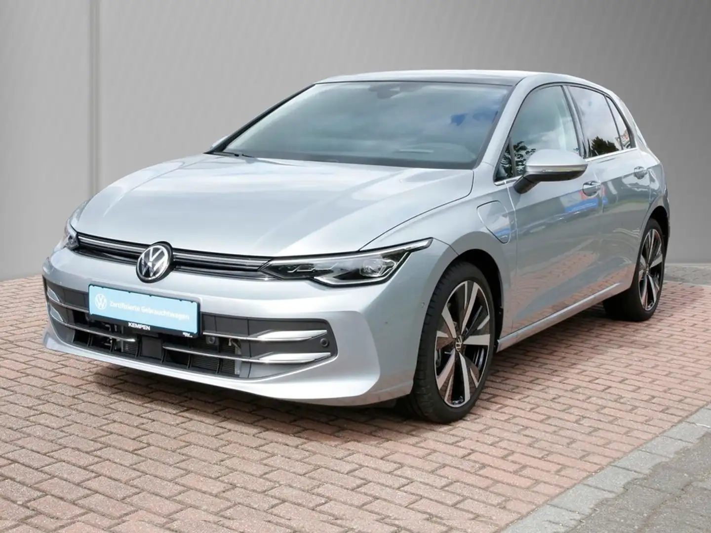 Volkswagen Golf VIII 1.5 TSI eHybrid Style Pano AHK 360°Cam Nav... Silber - 2
