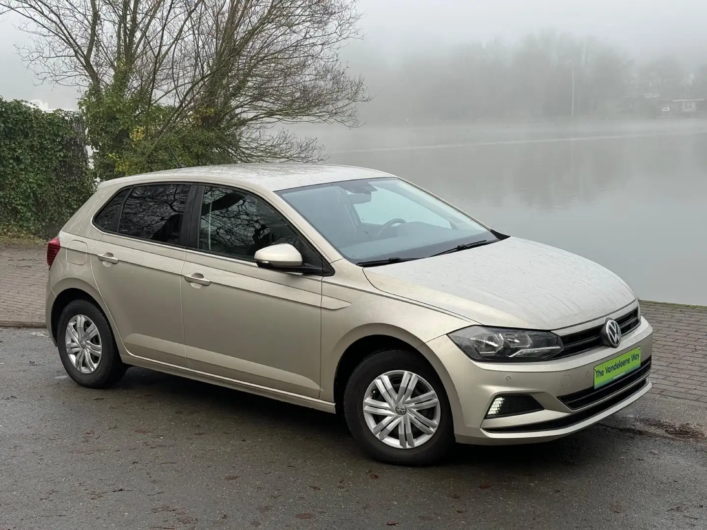 Volkswagen Polo 1.0i Comfortline Gris - 1