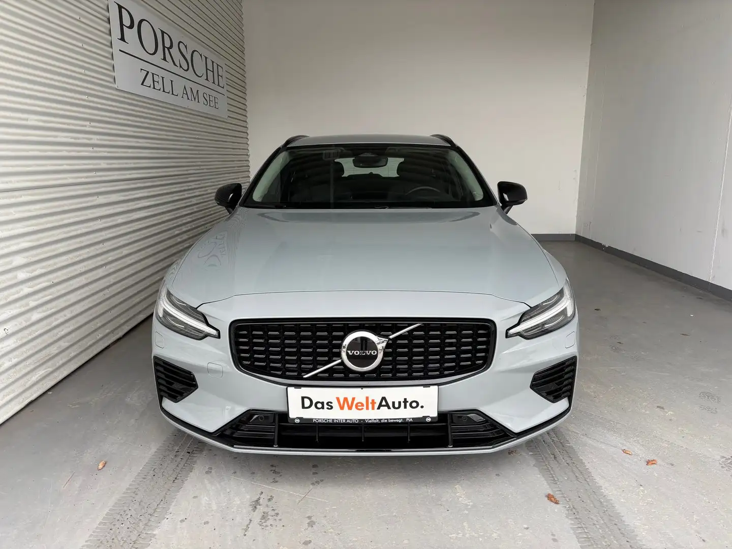 Volvo V60 Kombi Plus Dark Recharge Plug-In Hybrid AWD Grau - 2