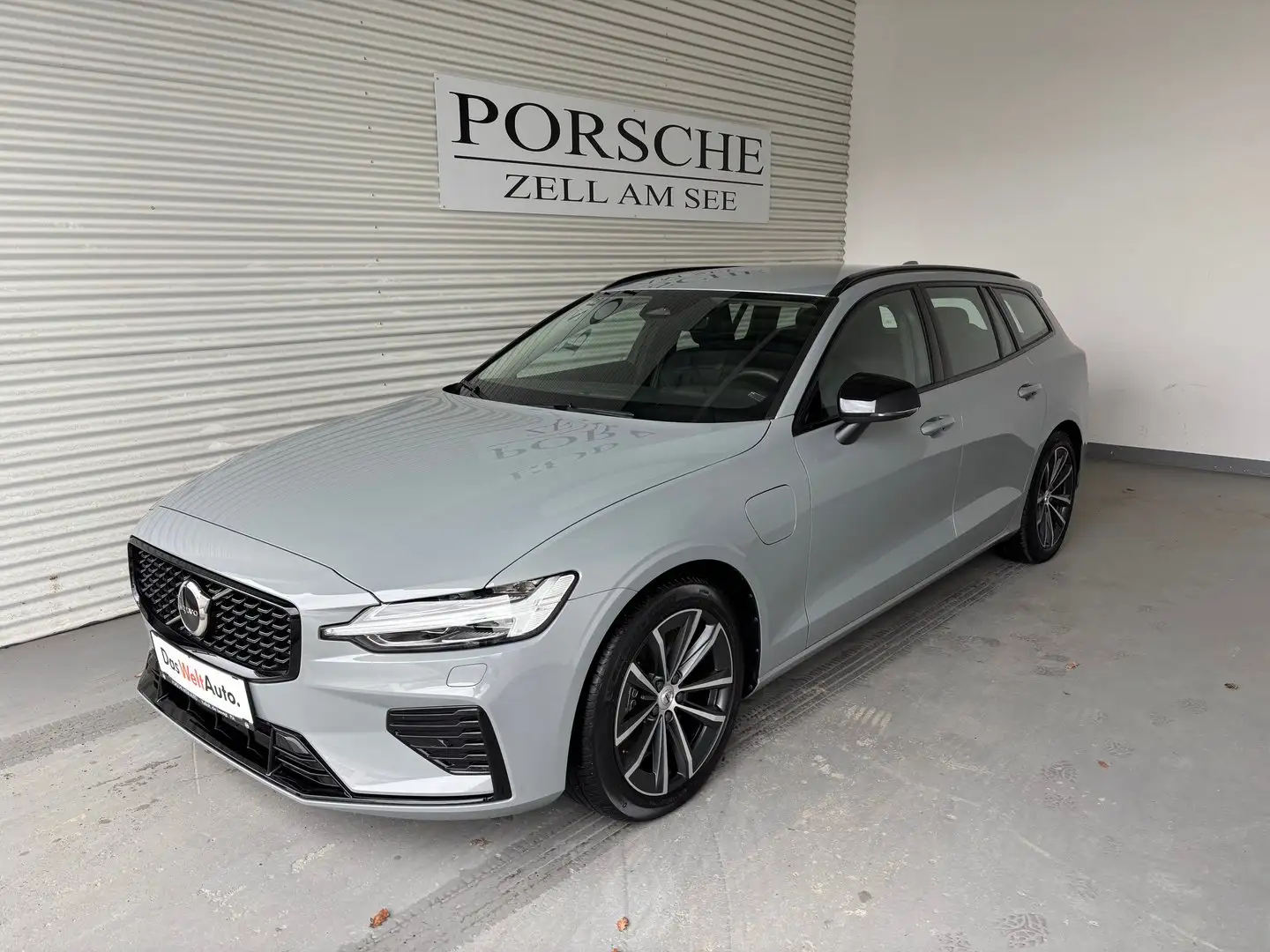 Volvo V60 Kombi Plus Dark Recharge Plug-In Hybrid AWD Grau - 1