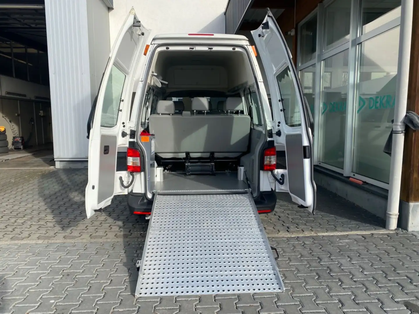 Volkswagen T5 Kombi Hochdach Lang Behindertengerecht Lift Bílá - 2