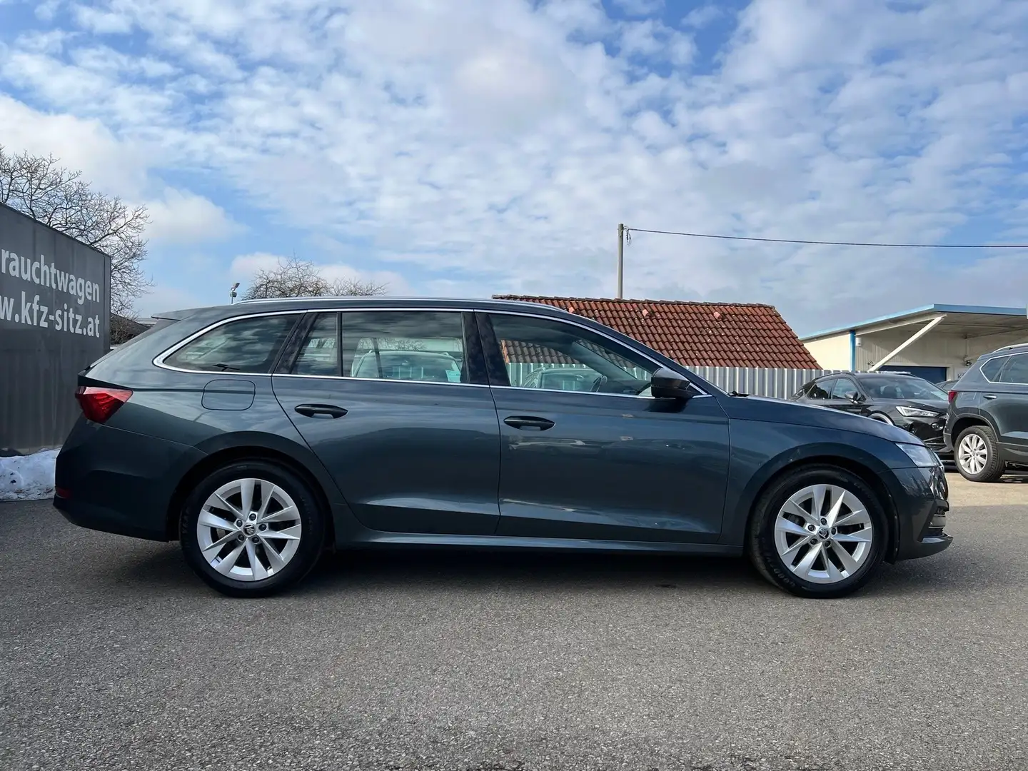 Skoda Octavia Combi 2,0 TDI Style DSG | NP: €42.000 Grau - 2