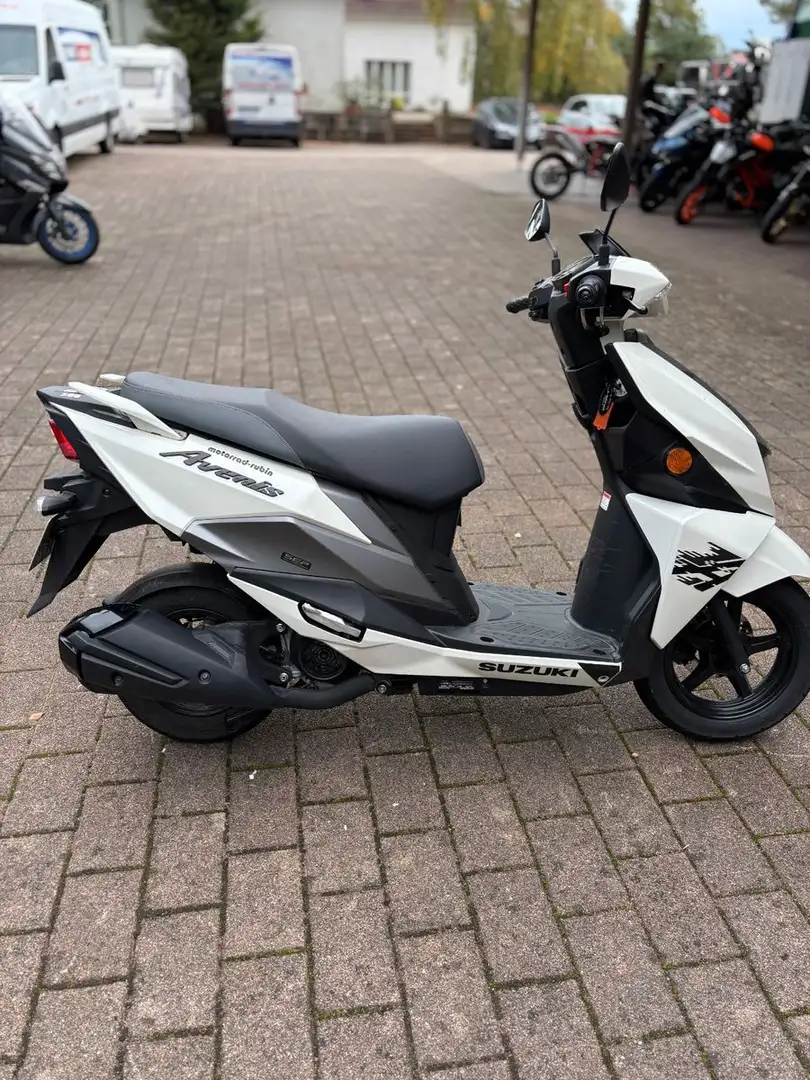 Suzuki Avenis - 1