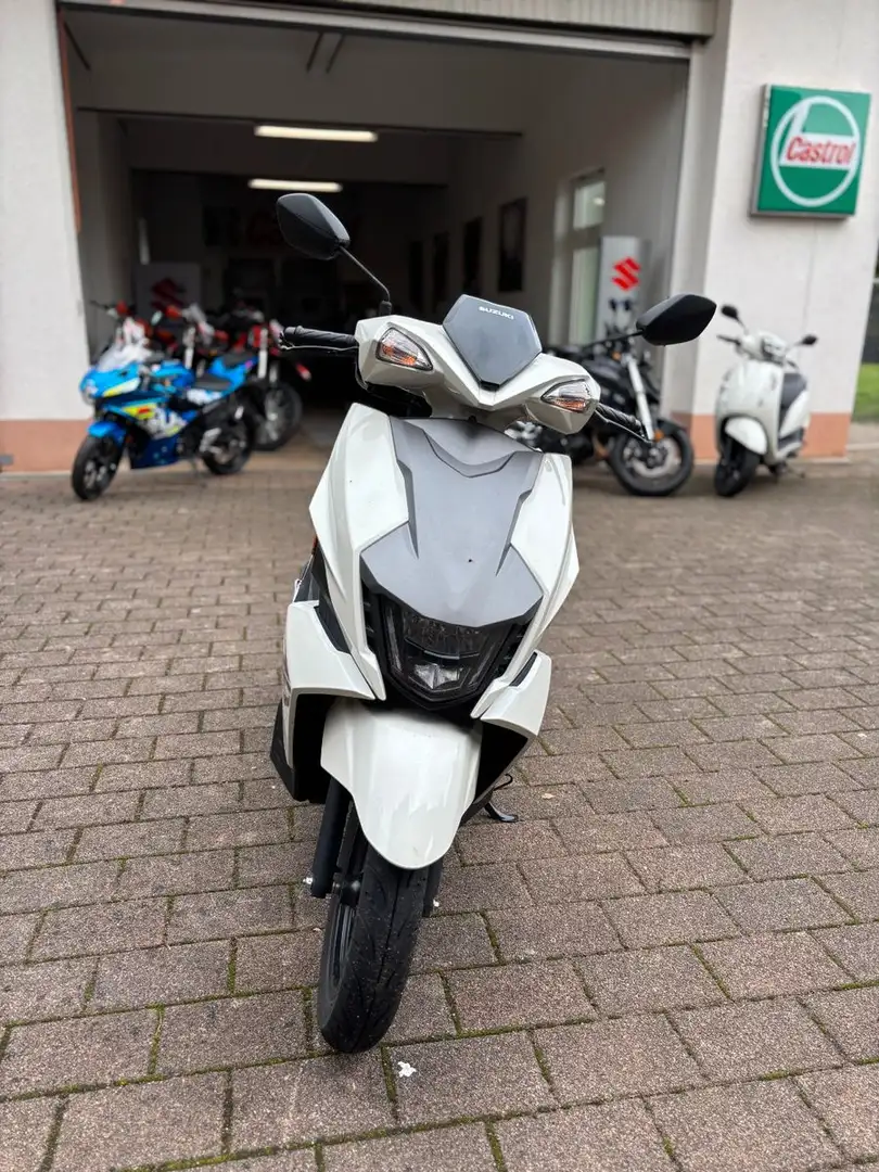 Suzuki Avenis - 2