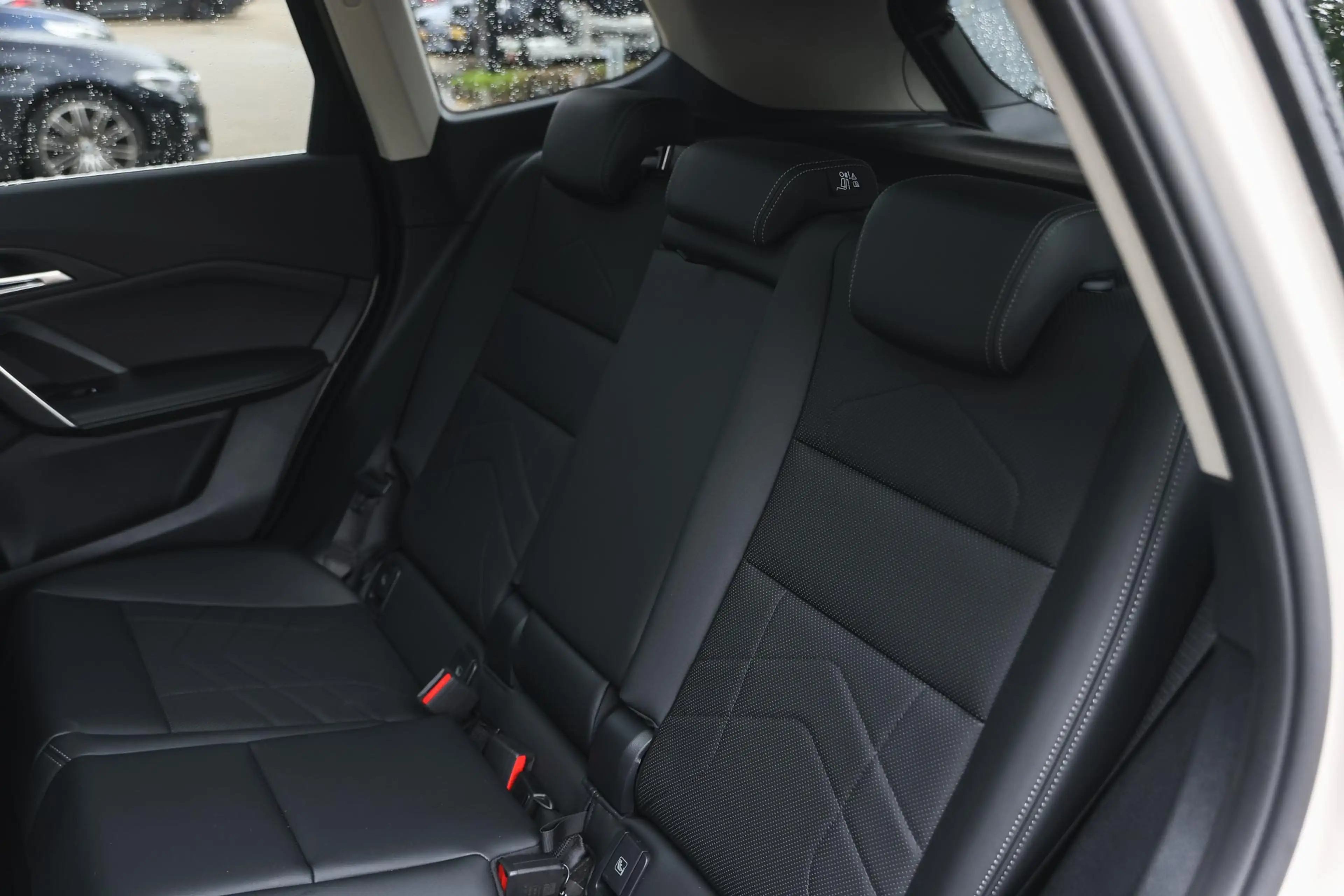 BMW iX1 eDrive20 xLine / Trekhaak / Panoramadak / Stoelver — photo 12