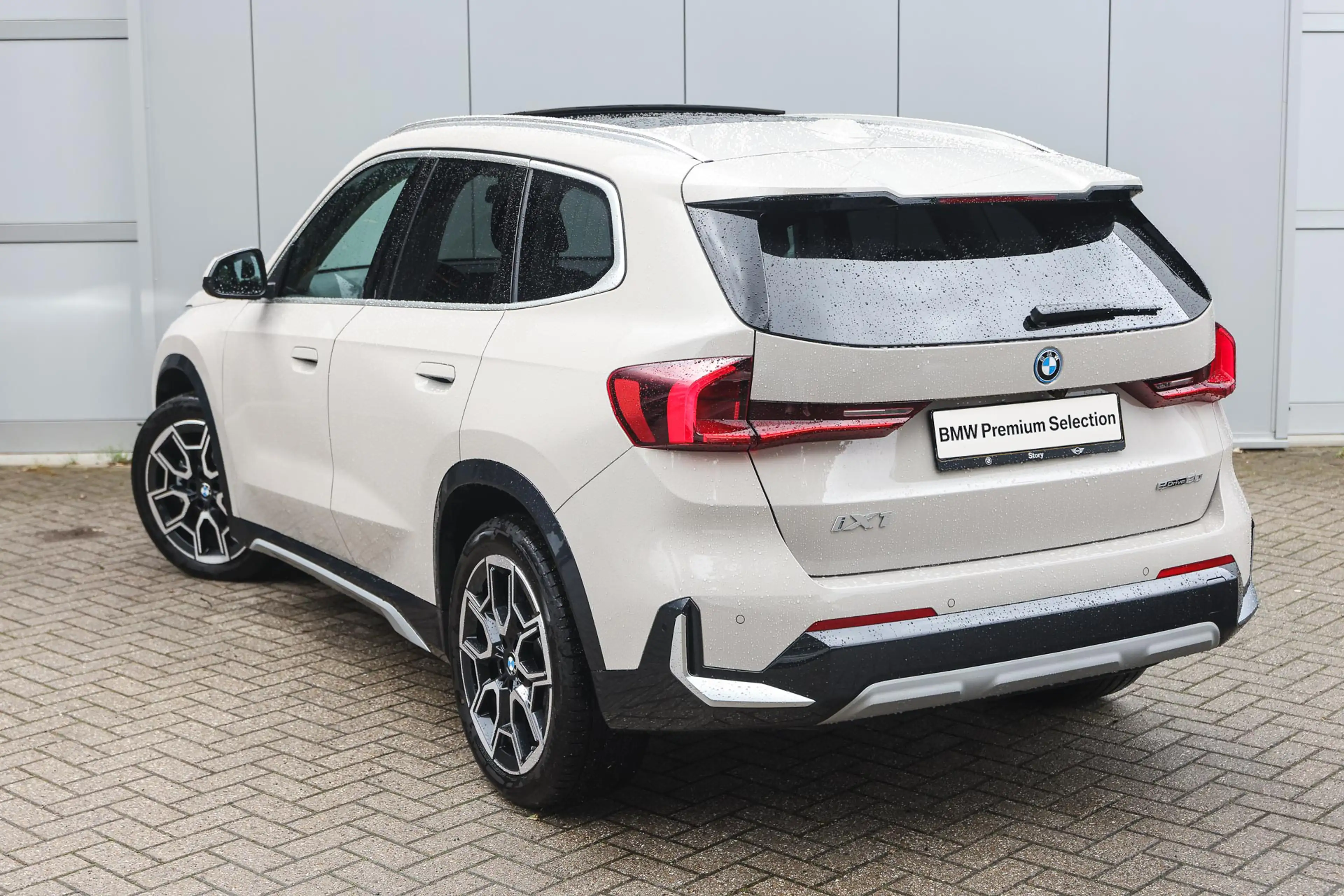 BMW iX1 eDrive20 xLine / Trekhaak / Panoramadak / Stoelver — photo 2