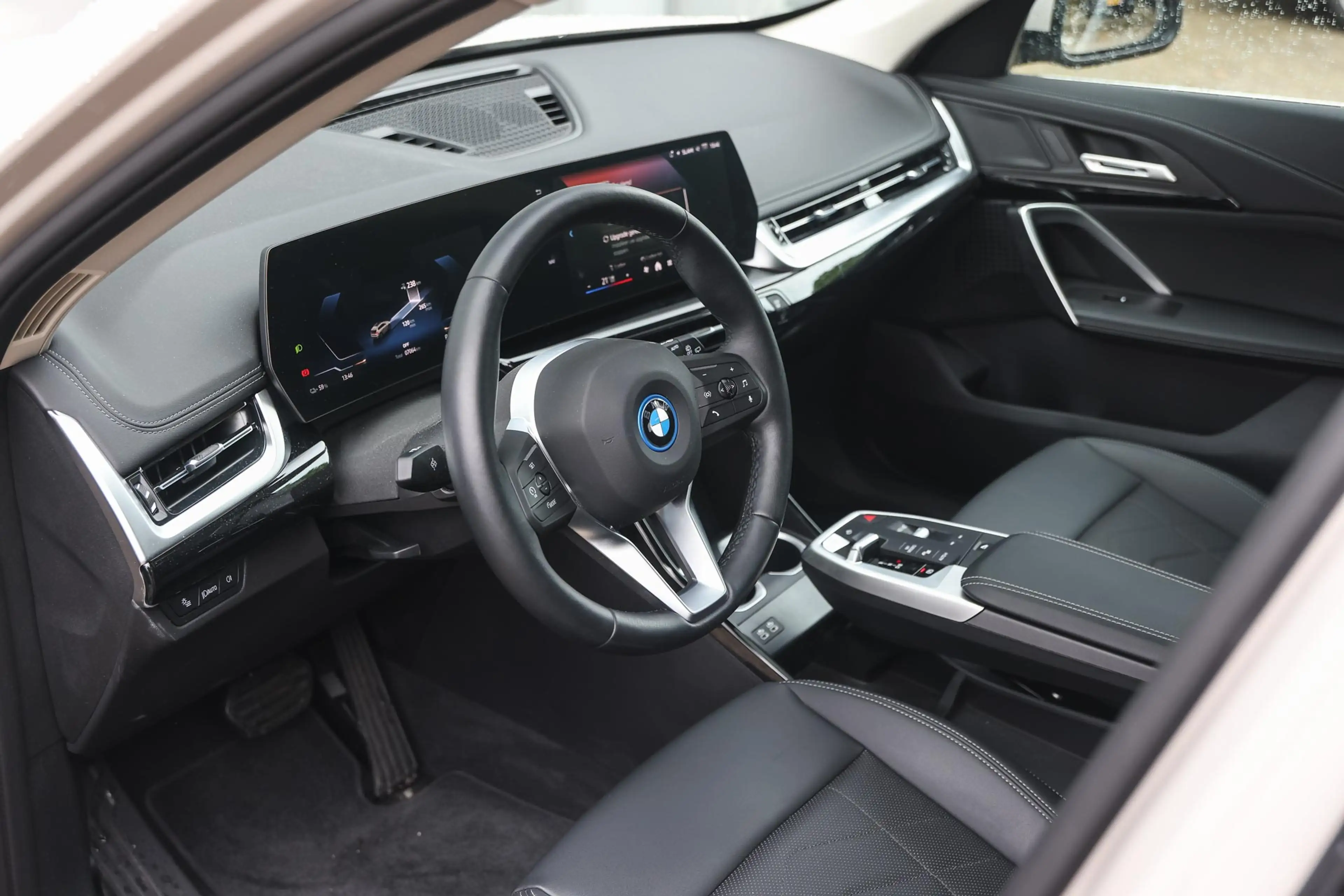 BMW iX1 eDrive20 xLine / Trekhaak / Panoramadak / Stoelver — photo 10