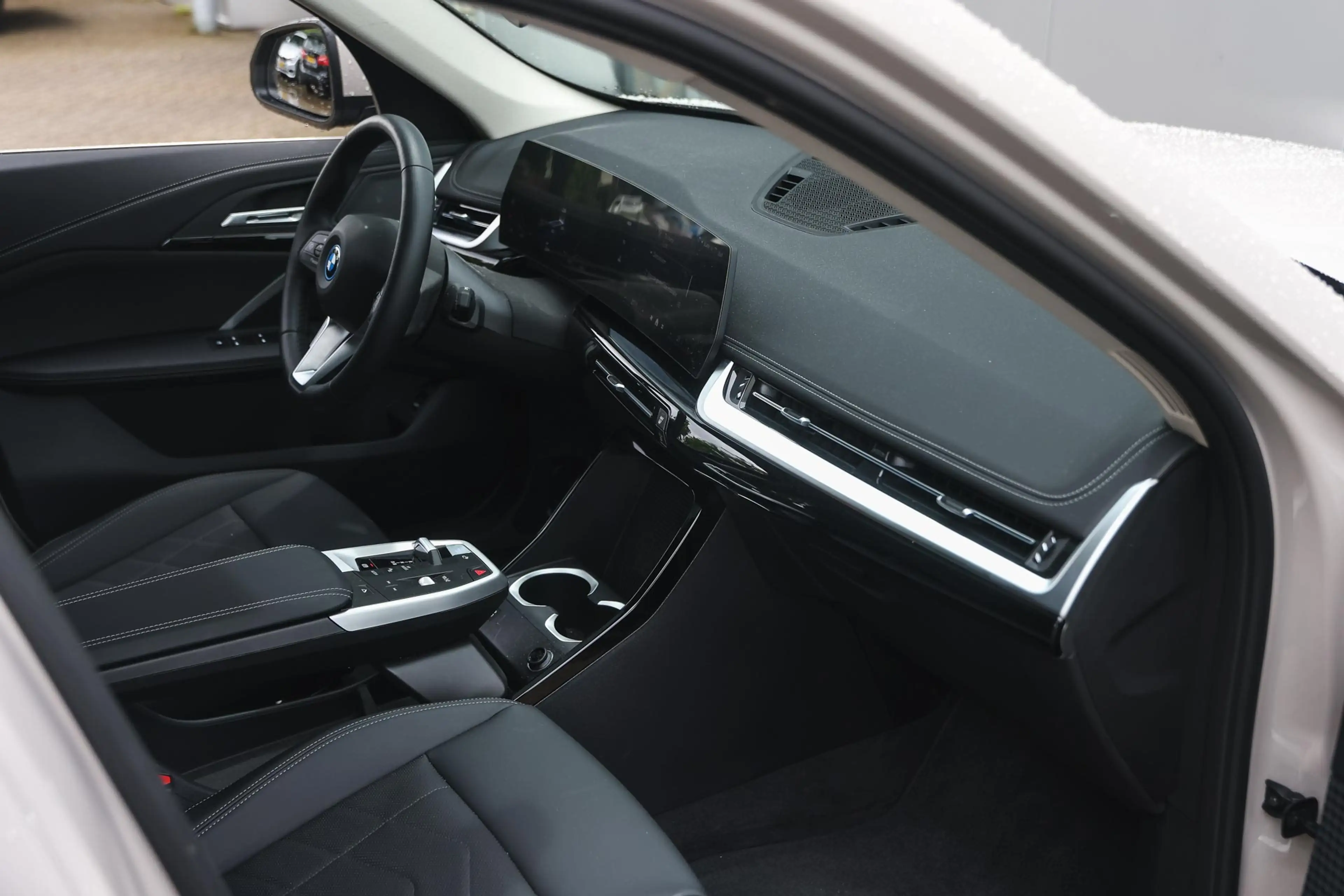 BMW iX1 eDrive20 xLine / Trekhaak / Panoramadak / Stoelver — photo 11
