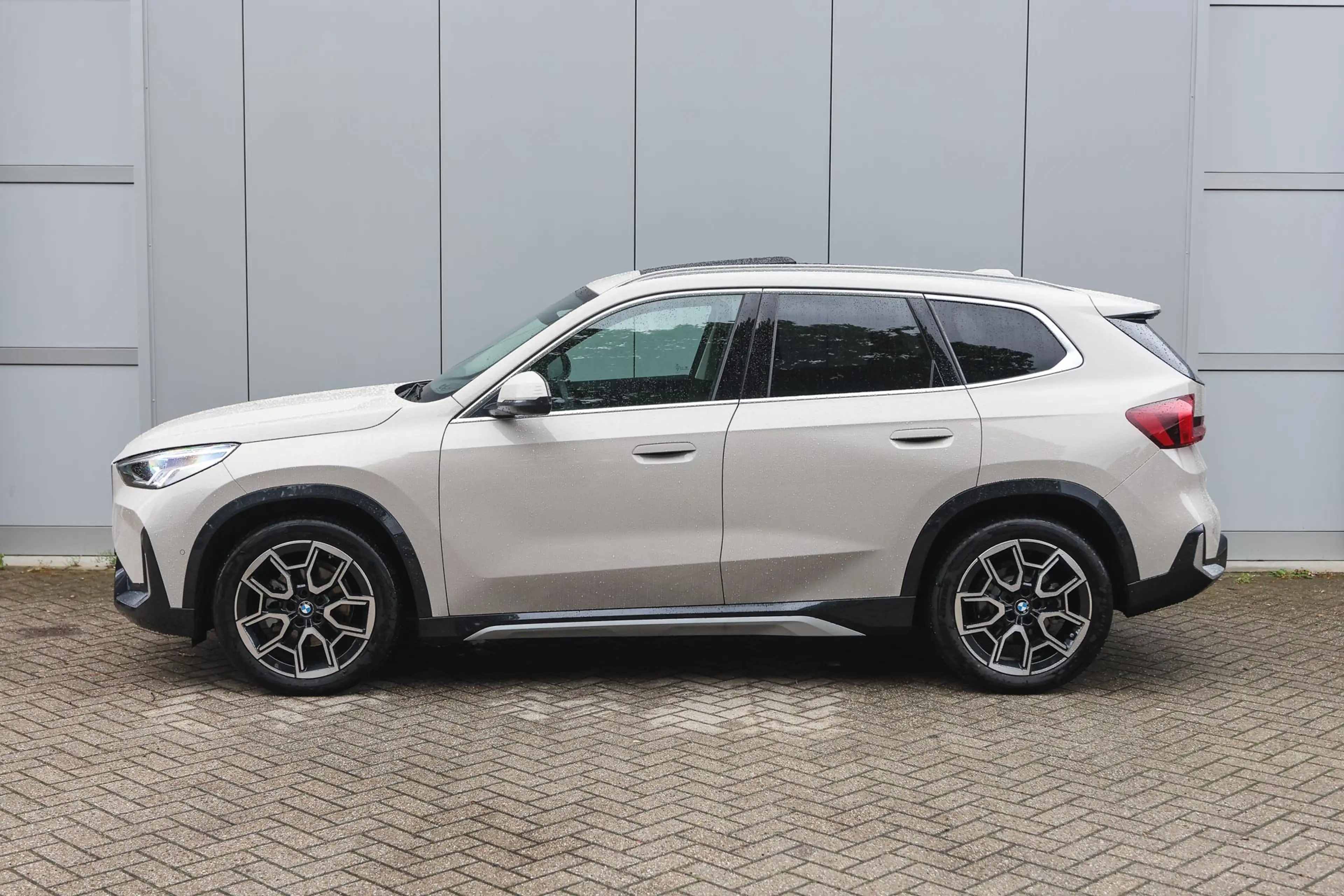 BMW iX1 eDrive20 xLine / Trekhaak / Panoramadak / Stoelver — photo 8