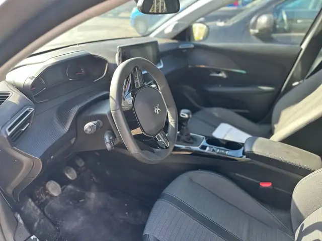 Peugeot 208 view 11