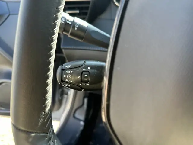 Peugeot 208 view 16
