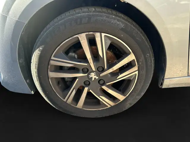 Peugeot 208 view 9