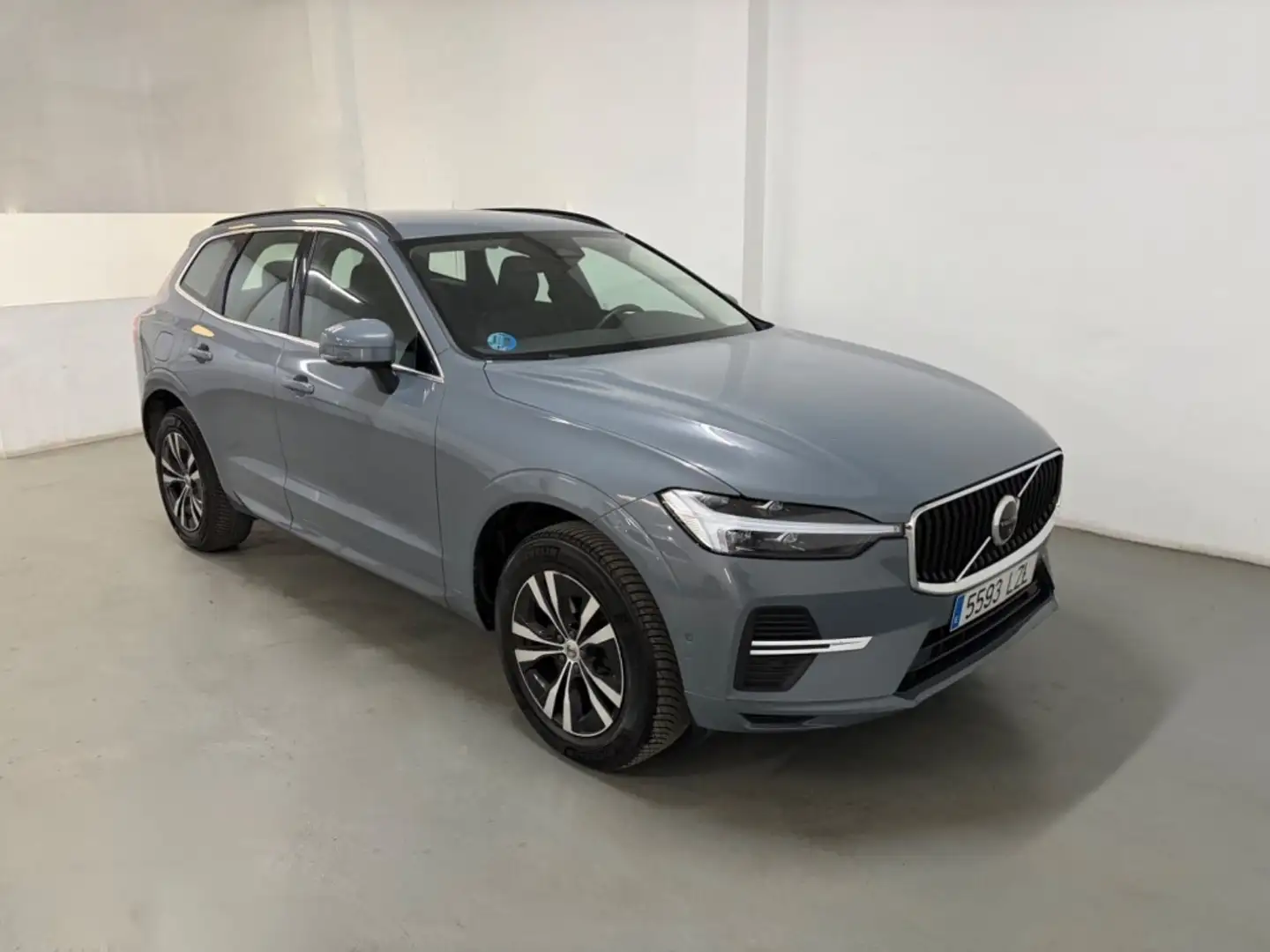 Volvo XC60 B4 Momentum Pro FWD Aut. Gris - 2