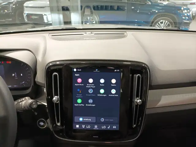 Volvo XC40 view 11