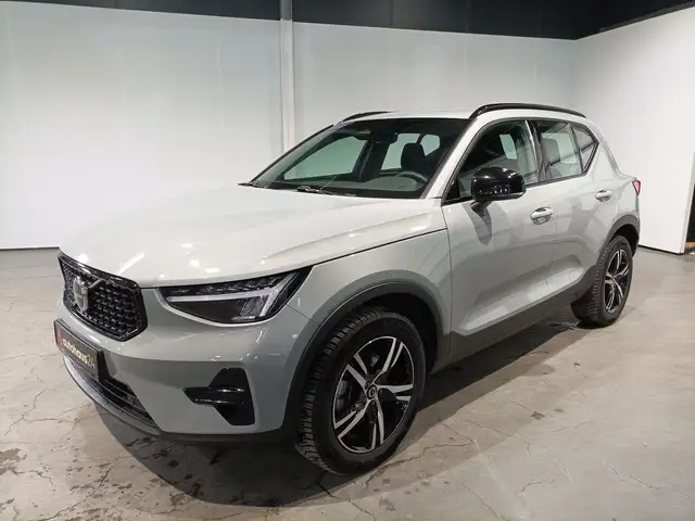 Volvo XC40 view 3
