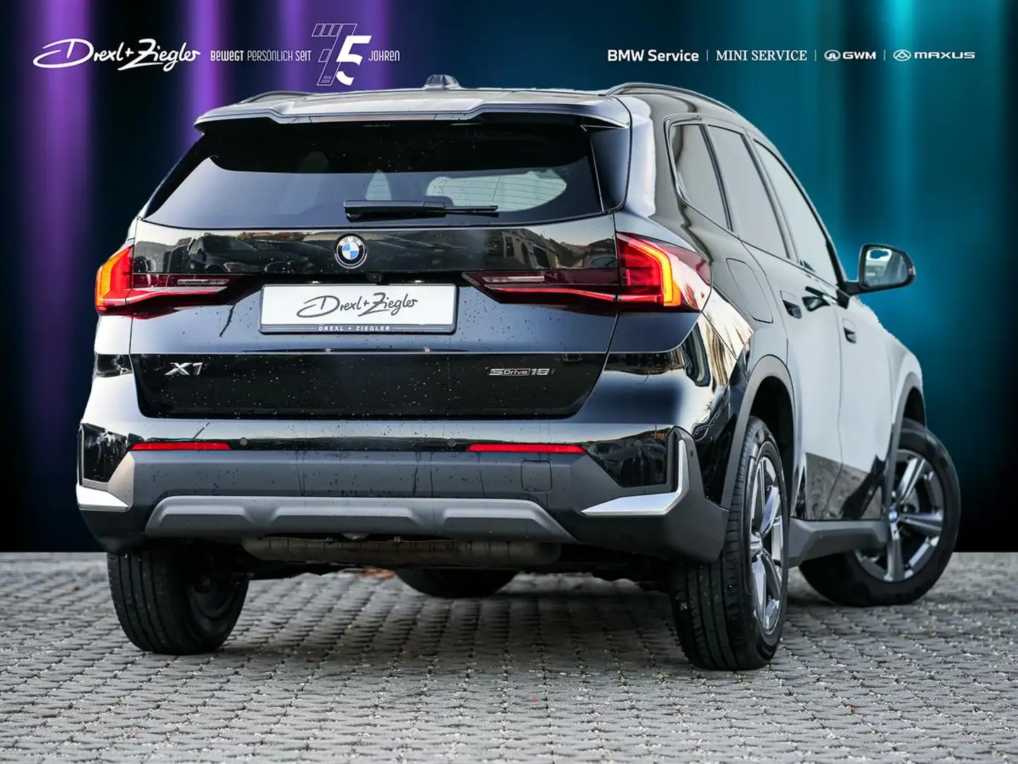 BMW X1 sDrive18i AHK PANO RFK SpSitze LRH TravelPak Schwarz - 2
