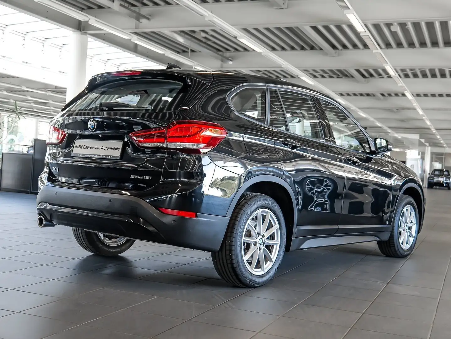 BMW X1 sDrive18i PANO RFK NAVI LED PDC V+H DAB LM Noir - 2