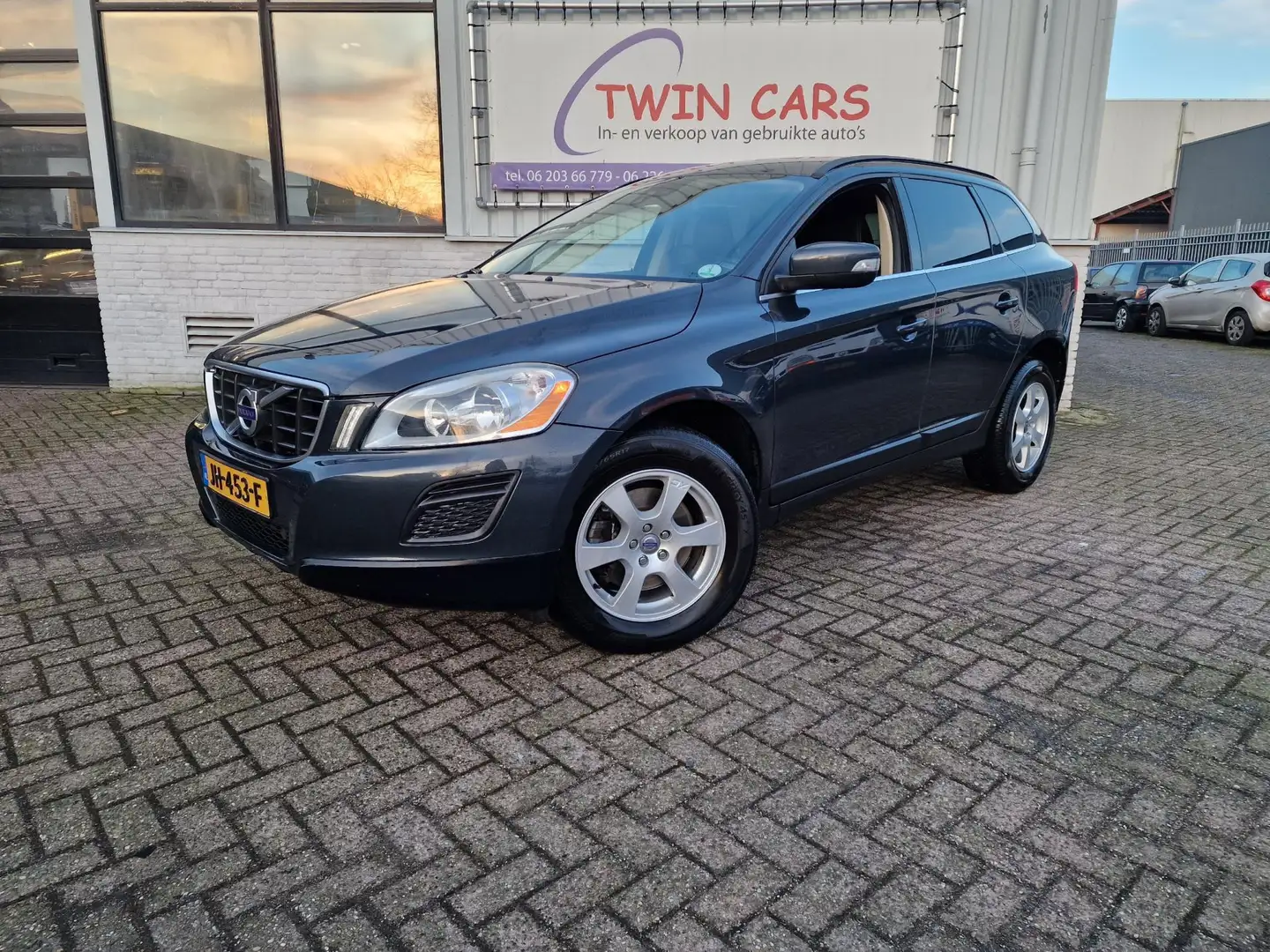 Volvo XC60 2.0 D3 Summum Aut Airco Navi Grijs - 2