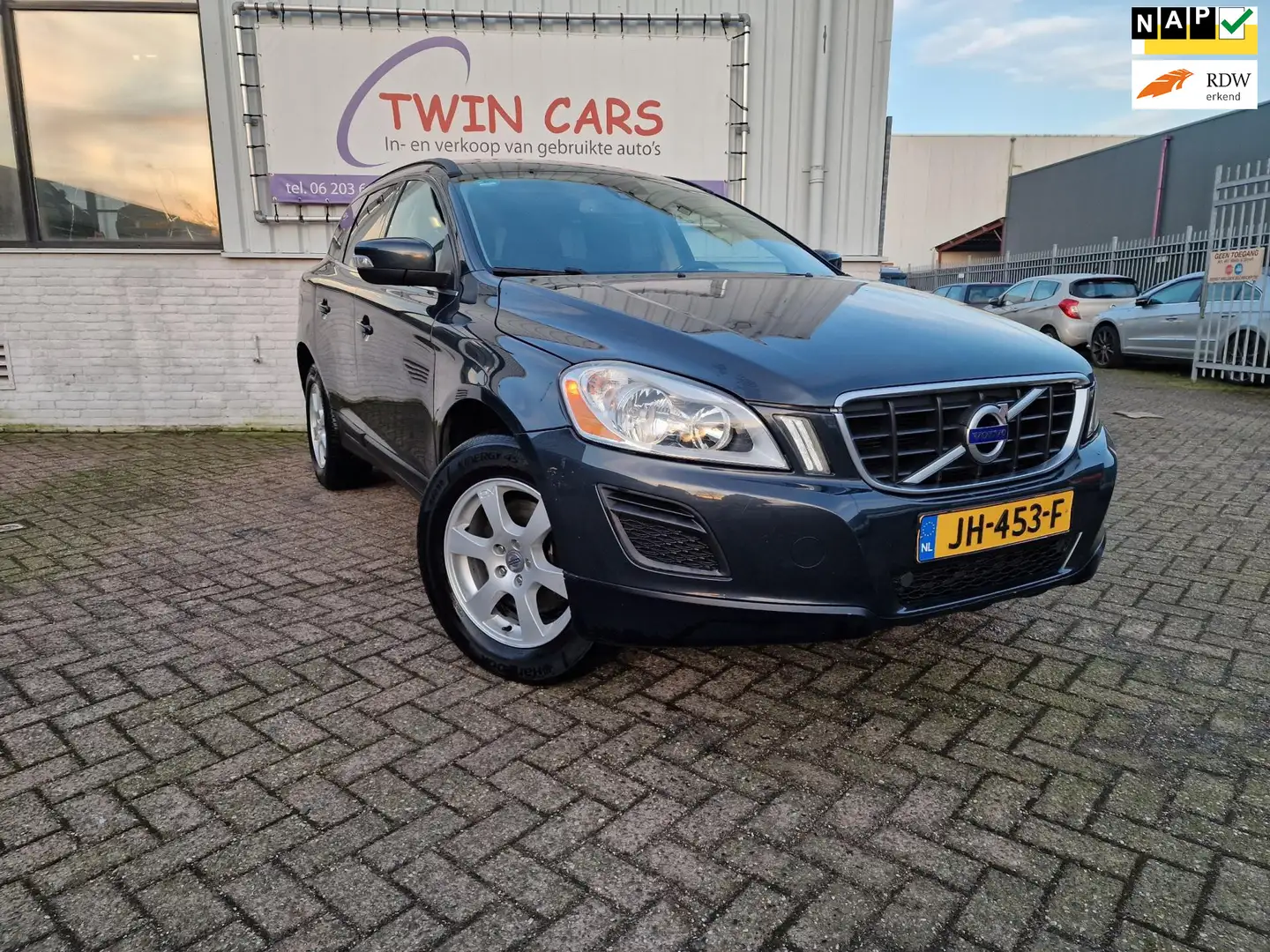 Volvo XC60 2.0 D3 Summum Aut Airco Navi Grijs - 1