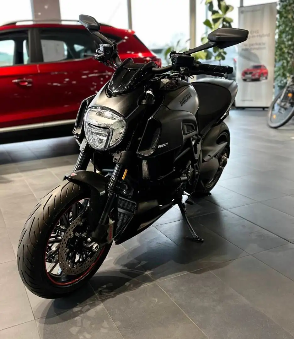 Ducati Diavel Carbon V2 crna - 1