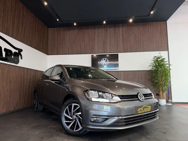 Volkswagen Golf view 3