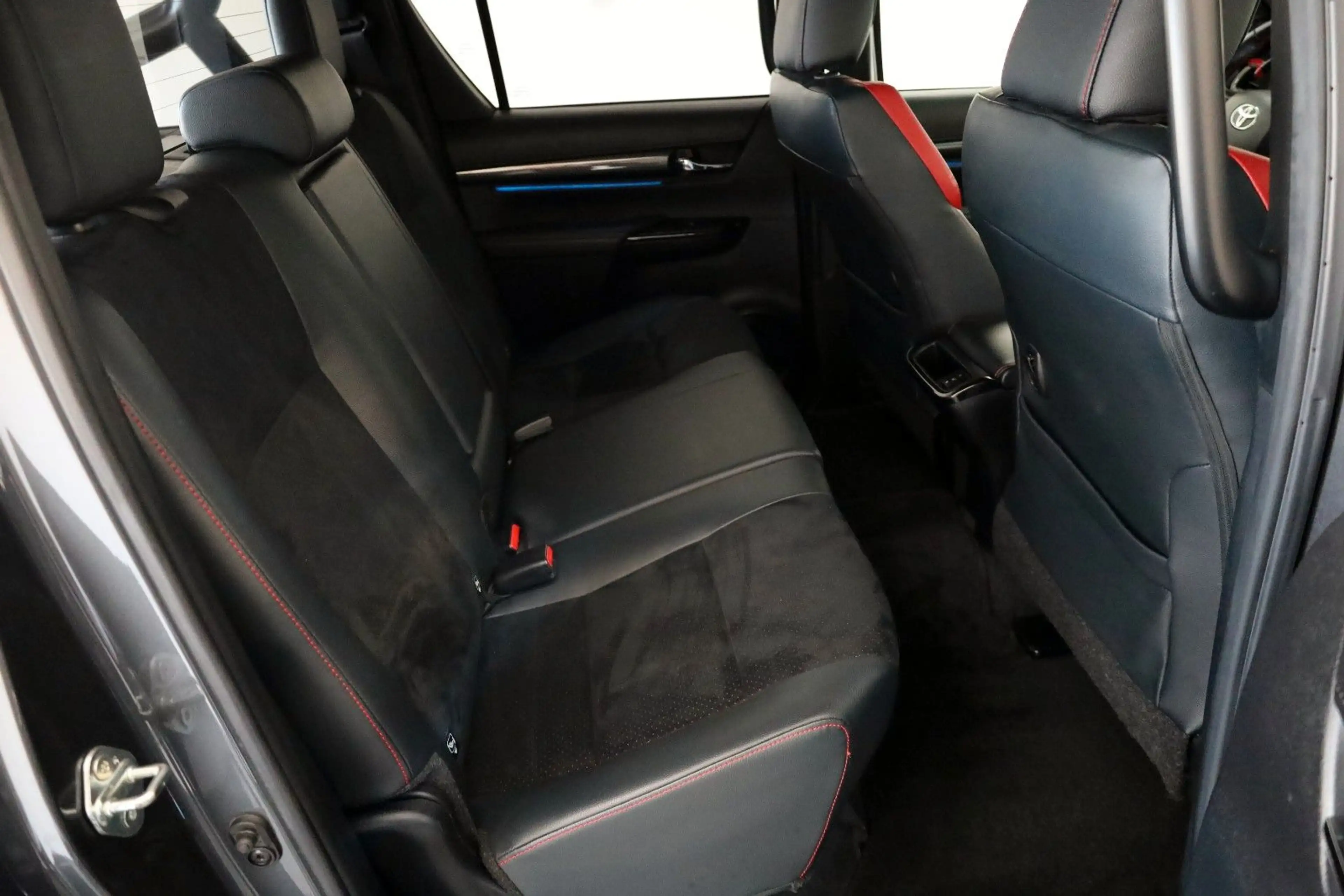 Toyota Hilux 2.8 D-4D GR Sport,Alcantara,ACC,Rollo, AHK — photo 6