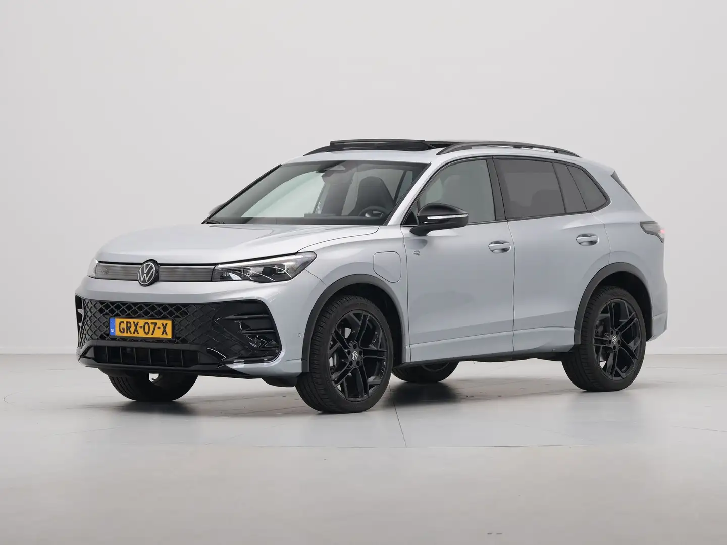 Volkswagen Tiguan 1.5 eHybrid 204pk R-Line Edition Panorama Navigati Grau - 2