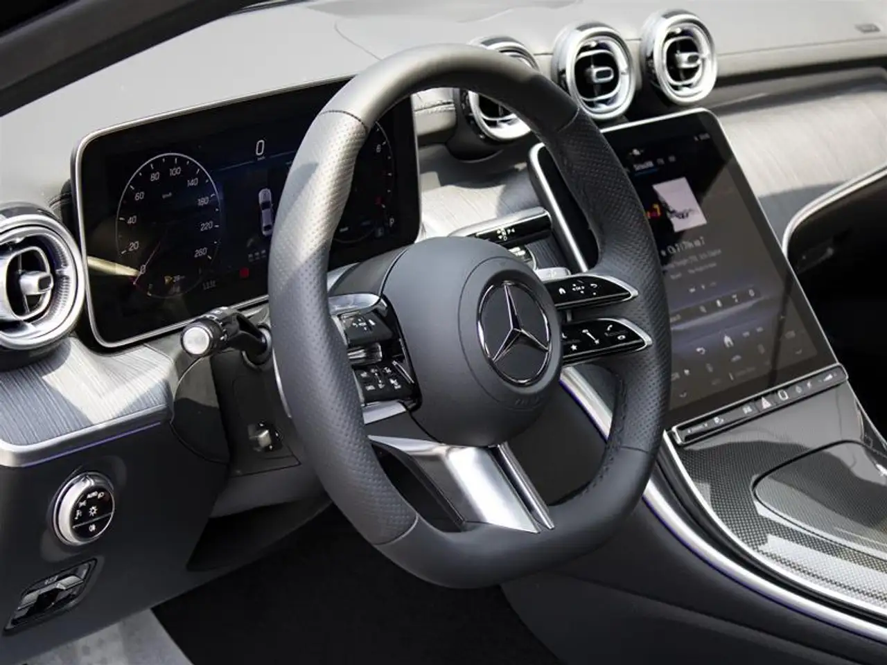 Mercedes-Benz C-Class снимка Mercedes-Benz C-Class