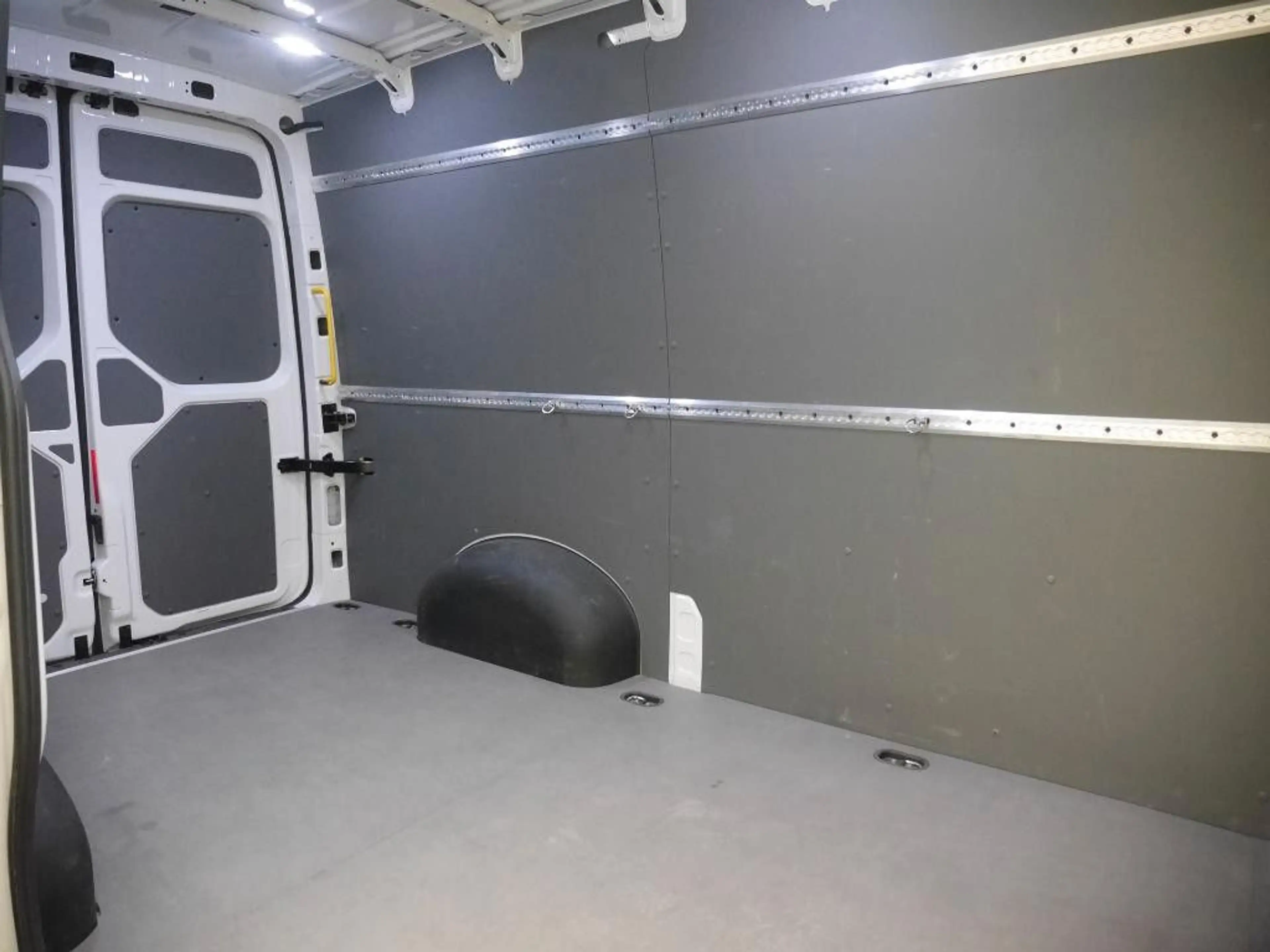 Volkswagen Crafter Kasten 35 MR Hochdach FWD Klimaanl. RFK — photo 9