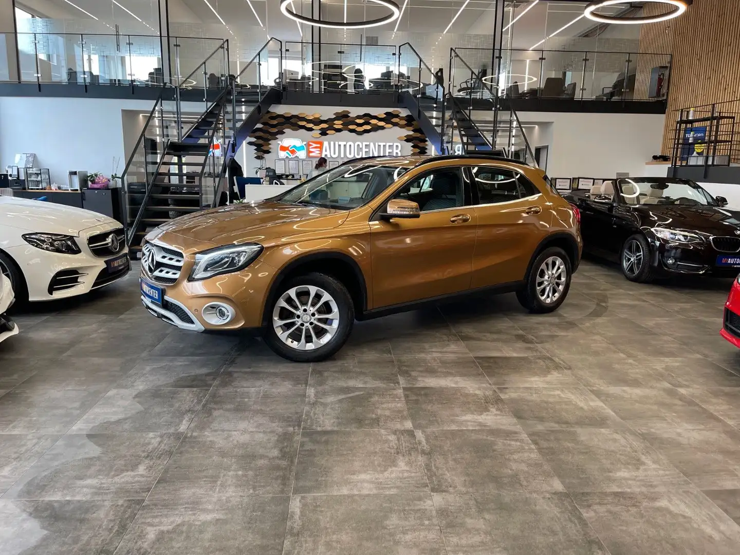 Mercedes-Benz GLA 180 CDI / d *360°Kamera*Klima*AHK*LED*SHZ* Beige - 1
