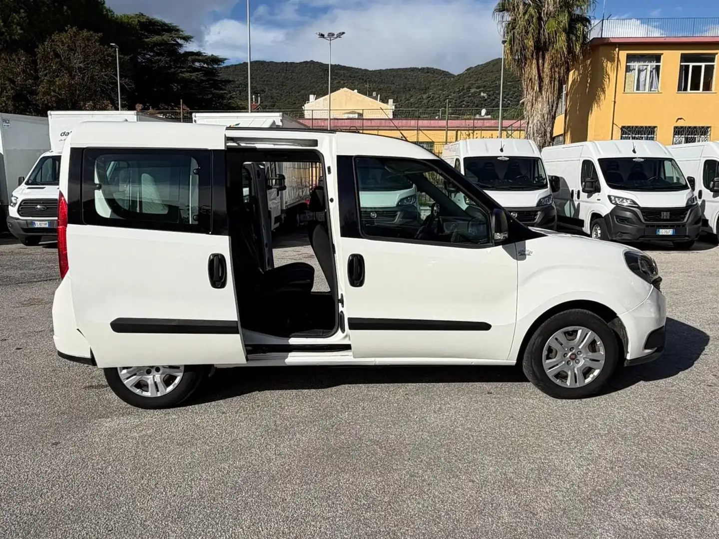 Fiat Doblo 1.6mjt 90cv AUTOCARRO 5 POSTI Anno 2022 Blanco - 2