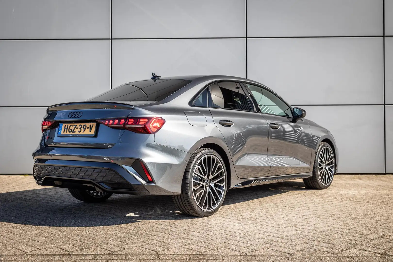 Audi A3 Limousine 30 TFSI 116pk S-tronic S Edition | Zwart Gris - 2