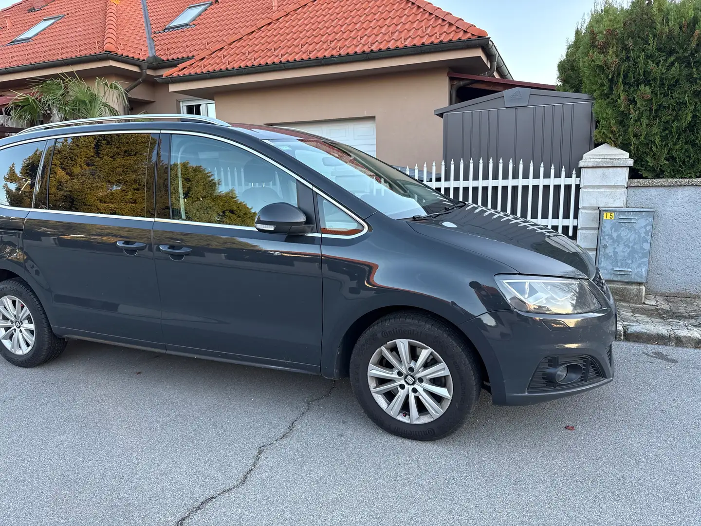 SEAT Alhambra Alhambra Executive 1,4 TSI DSG Executive Grau - 1