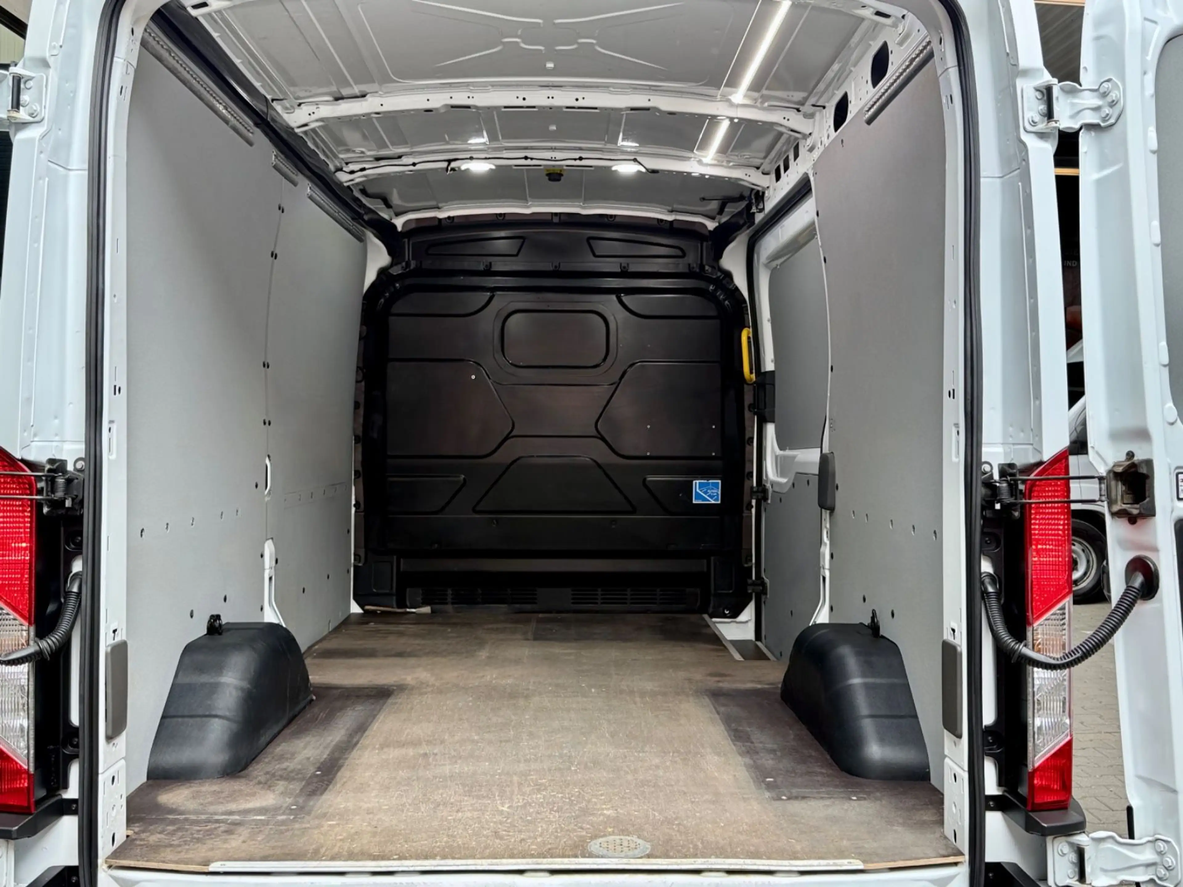 Ford Transit 2.0 D L2H2 4X4 3,5t AHK CAM KLIMA TEMPOM — photo 12